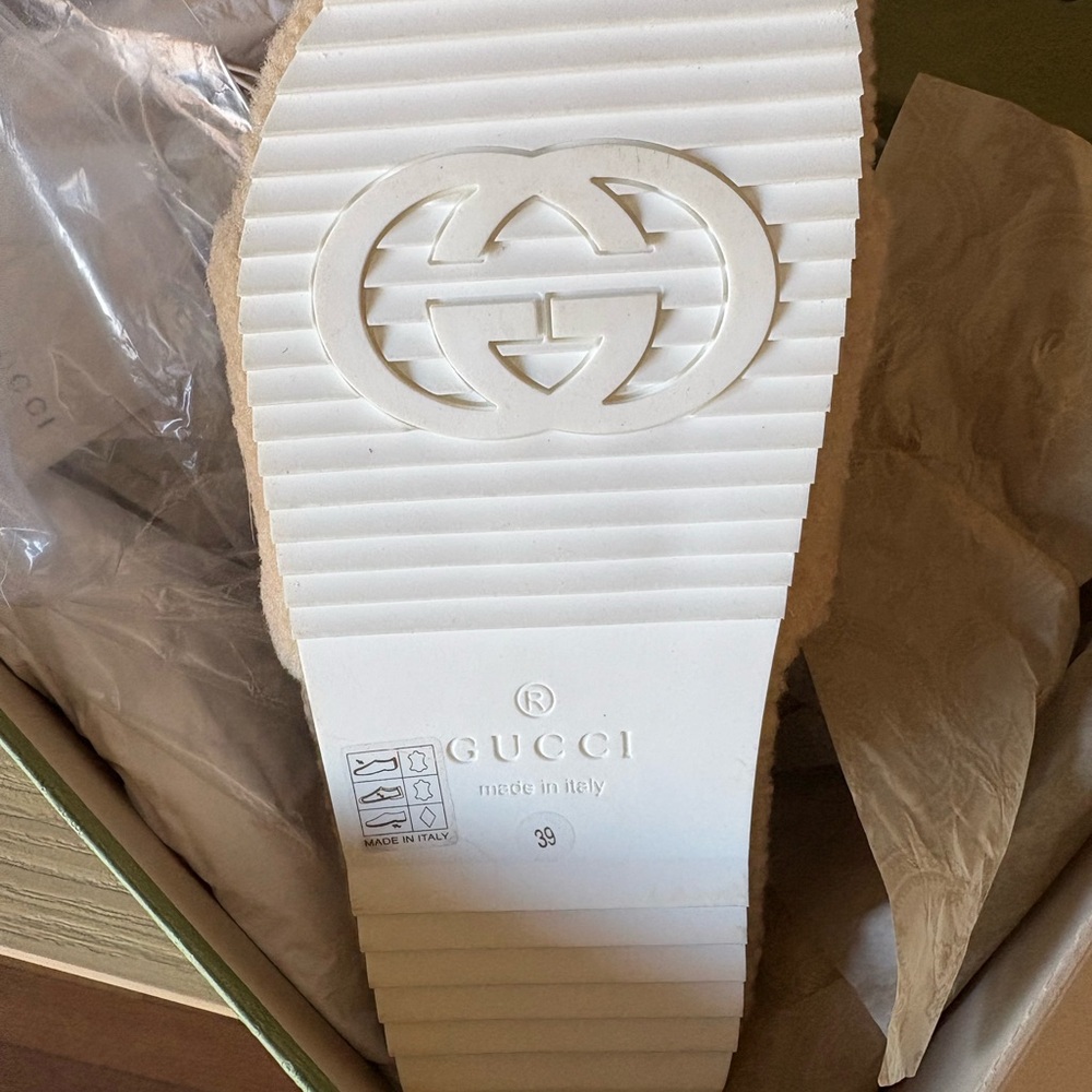 Gucci Cream Shearling Slide with Brown Logo - Picture 5 of 5